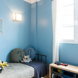 Cette photo montre une chambre d'enfant tendance.