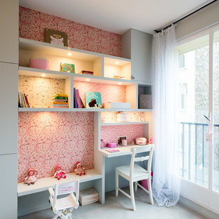 Réalisation d'une chambre de fille de 4 à 10 ans tradition de taille moyenne avec un bureau et un mur beige.