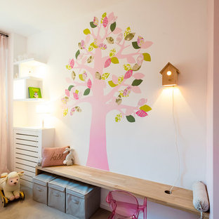 Cette image montre une grand chambre d'enfant de 4 à 10 ans design avec un mur multicolore et moquette.