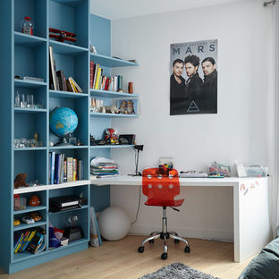 Idées déco pour une chambre d'enfant contemporaine de taille moyenne avec un bureau, un sol en bois clair et un mur multicolore.