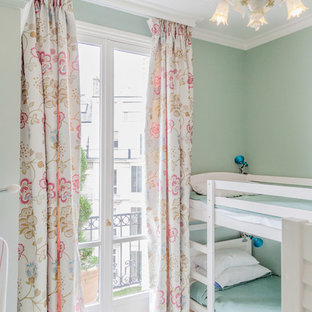 Cette image montre une chambre d'enfant de 4 à 10 ans bohème avec un mur vert.