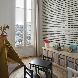Exemple d'une chambre d'enfant chic avec un mur blanc, un sol en bois brun et un sol marron.
