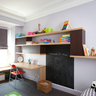 Idée de décoration pour une chambre neutre de 4 à 10 ans design de taille moyenne avec un bureau, un mur violet, moquette et un sol gris.