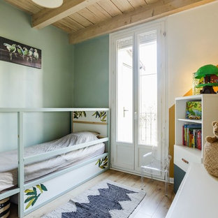 Foto di una piccola cameretta per bambini da 1 a 3 anni mediterranea con pareti verdi, pavimento in laminato e pavimento beige