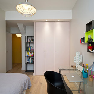 Idées déco pour une chambre d'enfant contemporaine avec un mur blanc, un sol en bois brun et un sol marron.