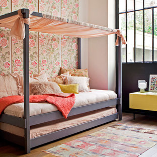 Foto di una cameretta per bambini da 4 a 10 anni boho chic di medie dimensioni con pareti rosa e pavimento in legno massello medio