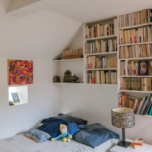 Aménagement d'une chambre d'enfant éclectique avec un mur blanc et un sol en bois clair.