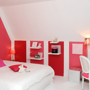 Exemple d'une chambre d'enfant tendance de taille moyenne avec un bureau, un sol en bois peint et un mur multicolore.