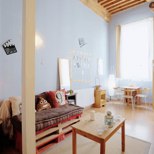 Aménagement d'une chambre d'enfant de 4 à 10 ans industrielle avec un mur bleu, un sol en bois brun et un sol marron.