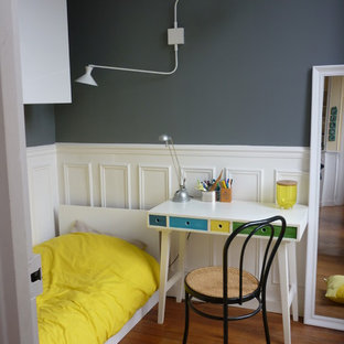 Inspiration pour une chambre de garçon de 4 à 10 ans design de taille moyenne avec un bureau, un mur bleu et un sol en bois brun.