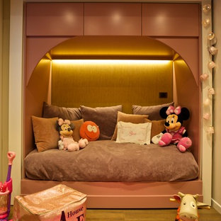 Cette photo montre une chambre d'enfant de 1 à 3 ans tendance de taille moyenne avec un mur beige.