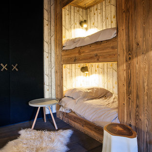 Cette photo montre une chambre d'enfant montagne de taille moyenne avec un sol en bois foncé.
