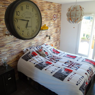 Idées déco pour une petit chambre d'enfant industrielle avec un mur beige, un sol en linoléum et un sol gris.