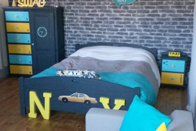 アンジェにあるお手頃価格の広いインダストリアルスタイルのおしゃれな子供部屋 (マルチカラーの壁、無垢フローリング、ティーン向け、ベージュの床) の写真
