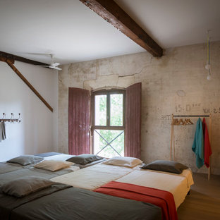 Aménagement d'une chambre d'enfant de 4 à 10 ans campagne de taille moyenne avec un mur blanc et un sol en bois clair.