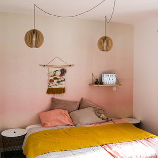Idées déco pour une petit chambre d'enfant éclectique avec un sol en bois foncé et un mur multicolore.