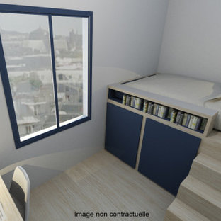 Idées déco pour une petit chambre d'enfant contemporaine avec un mur beige, un sol en bois clair, un sol beige et un plafond en poutres apparentes.
