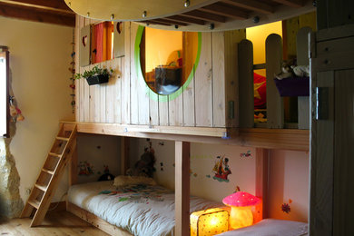 Exemple d'une chambre d'enfant de 1 à 3 ans éclectique de taille moyenne avec un mur blanc, parquet clair, un sol beige et un lit superposé.
