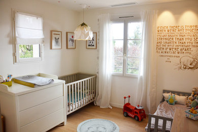 ニースにある北欧スタイルのおしゃれな子供部屋の写真
