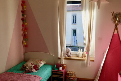 Exemple d'une chambre d'enfant de 4 à 10 ans tendance avec un mur blanc, parquet clair et un sol marron.