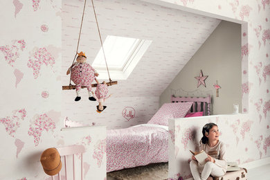 Inspiration pour une chambre d'enfant de 4 à 10 ans design de taille moyenne avec un mur rose, parquet peint et un sol blanc.