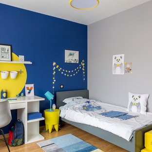 Inspiration pour une chambre d'enfant de 4 à 10 ans design de taille moyenne avec un sol en bois brun et un mur multicolore.