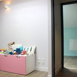 Esempio di una piccola cameretta per bambini da 4 a 10 anni stile shabby con pareti rosa e pavimento in laminato