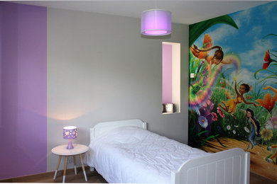 Inspiration pour une chambre de garçon de 1 à 3 ans design de taille moyenne avec parquet clair et un mur multicolore.