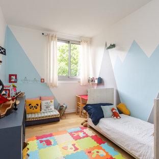 Idées déco pour une chambre d'enfant contemporaine avec un mur multicolore, un sol en bois brun, un sol marron et du papier peint.