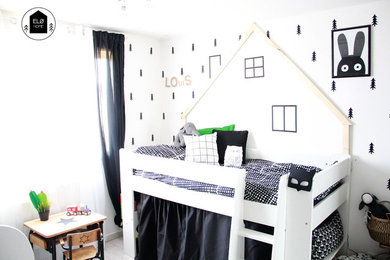 Aménagement d'une chambre d'enfant de 4 à 10 ans scandinave de taille moyenne avec un mur blanc, parquet clair et un sol gris.