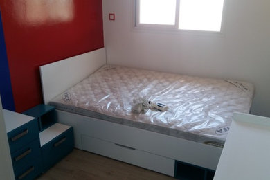 Aménagement d'une petite chambre d'enfant moderne.