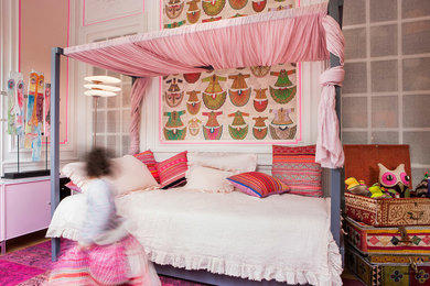 Cette photo montre une chambre d'enfant de 4 à 10 ans éclectique de taille moyenne avec un sol en bois brun et un mur multicolore.