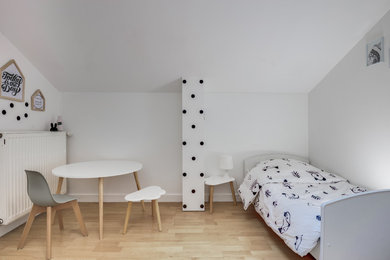 Inspiration pour une chambre d'enfant de 1 à 3 ans design avec un mur blanc et sol en stratifié.