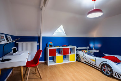 Foto de dormitorio infantil de 4 a 10 años nórdico de tamaño medio con paredes azules y suelo laminado