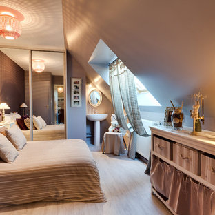 Cette image montre une grand chambre d'enfant rustique avec un mur marron et un sol en bois clair.