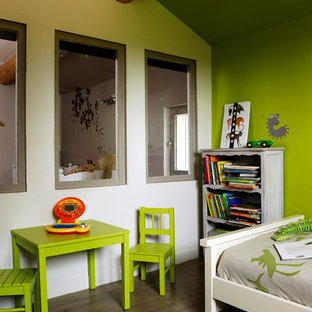 Inspiration pour une chambre d'enfant de 4 à 10 ans design de taille moyenne avec un sol en bois brun et un mur multicolore.