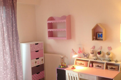 Idée de décoration pour une chambre d'enfant de 4 à 10 ans style shabby chic de taille moyenne avec un mur rose, parquet clair et un sol beige.