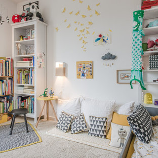 Aménagement d'une salle de jeux d'enfant de 4 à 10 ans éclectique avec un mur blanc, moquette et un sol beige.