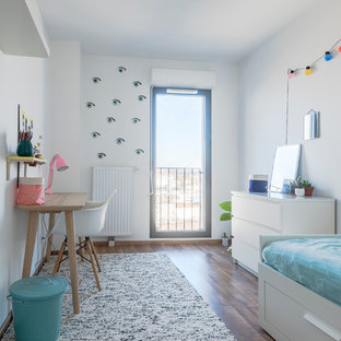 Foto de dormitorio infantil nórdico con paredes blancas y suelo de madera oscura