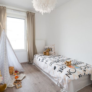 Inspiration pour une chambre d'enfant design avec un mur blanc et un sol marron.