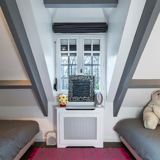Diseño de dormitorio infantil de 4 a 10 años, tradicional renovado, de tamaño medio, con paredes blancas