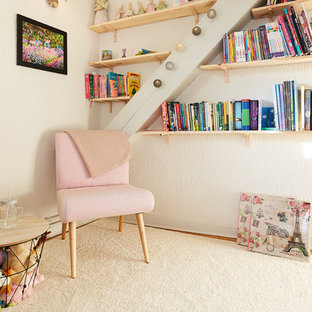 Immagine di un'ampia cameretta per bambini stile shabby con pareti bianche, parquet chiaro e pavimento beige