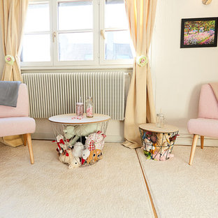 Immagine di un'ampia cameretta per bambini stile shabby con pareti bianche, parquet chiaro e pavimento beige