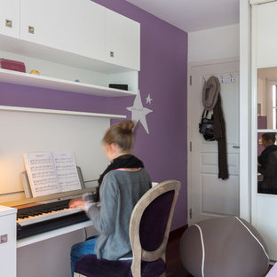 Réalisation d'une chambre d'enfant design de taille moyenne avec un mur violet.