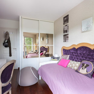 Exemple d'une chambre d'enfant tendance avec un mur blanc et un sol en bois foncé.