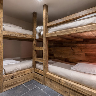 Foto di una piccola cameretta da letto stile rurale con pavimento in ardesia e pavimento grigio