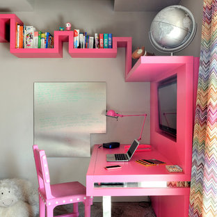 Idée de décoration pour une chambre de fille de 4 à 10 ans bohème avec un bureau, moquette et un sol gris.