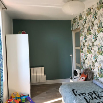Décoration d'une chambre d'enfant dans un style jungle