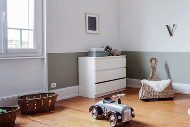 Пример оригинального дизайна: детская среднего размера в современном стиле с спальным местом, белыми стенами, светлым паркетным полом и бежевым полом для ребенка от 4 до 10 лет, мальчика