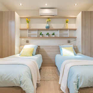 Cette image montre une chambre d'enfant marine avec un mur blanc, un sol en bois clair et un sol beige.